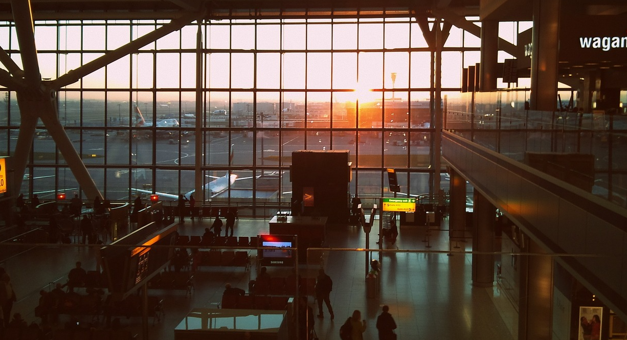 Incêndio em subestação elétrica provoca pane total, com cancelamento de mais de 1.300 voos e caos no transporte aéreo global