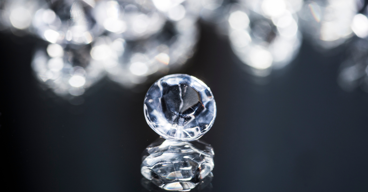 Los diamantes son piedras muy duras y brillantes, usadas en joyas y también en la industria. Se forman en el fondo de la Tierra, bajo mucho calor y presión.