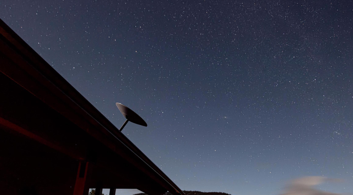 Antenas de Starlink instaladas en Brasil: tecnología de internet vía satélite ya alcanza áreas remotas de la Amazonía, mientras autoridades evalúan impactos regulatorios y geopolíticos.