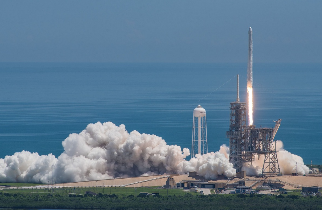 SpaceX es una empresa de Estados Unidos que envía cohetes y satélites al espacio. Se hizo famosa por lograr reutilizar cohetes y hacer lanzamientos más baratos y rápidos.