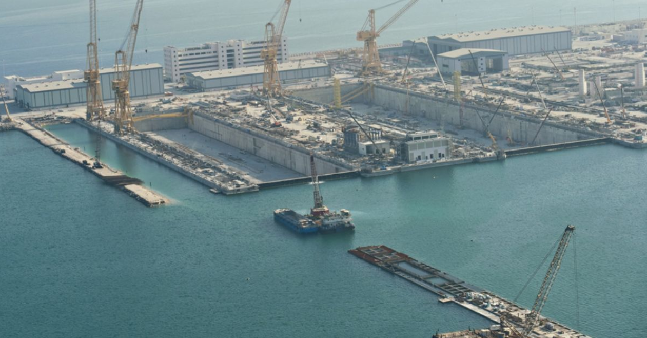 Visión aérea de la construcción del Gran Puerto de Al-Faw, destacando su magnitud e importancia estratégica.