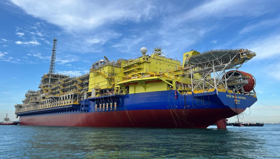El FPSO Maria Quitéria es una unidad flotante de producción de petróleo instalada en el Parque de las Ballenas, en Espírito Santo. La plataforma inició su operación a finales del año pasado y debe alcanzar su capacidad máxima de producción en 2026, contribuyendo al aumento de la extracción de petróleo en la región.