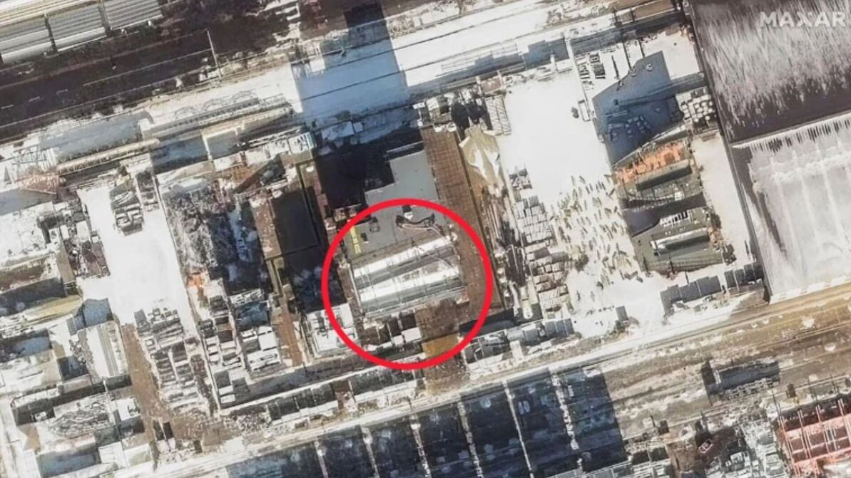 Imágenes de satélite del astillero de Dalian, en la provincia de Liaoning, analizadas por Maxar Technologies, revelaron la construcción del nuevo portaaviones nuclear chino. Expertos identificaron la presencia de cuatro catapultas en el diseño del barco, indicando un avance significativo en la flota naval de China.