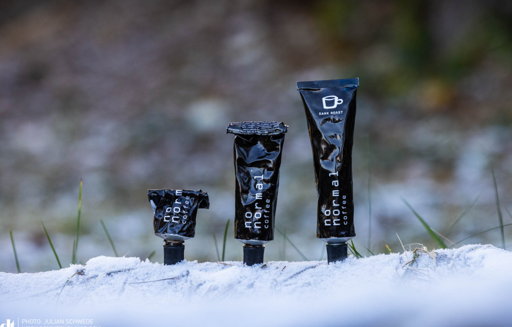 El café en pasta fue creado por Alexander Häberlin y Philippe Greinacher, fundadores de No Normal Coffee. La idea surgió durante una caminata en los Alpes Suizos, cuando se dieron cuenta de la dificultad de preparar un café de calidad de forma práctica.