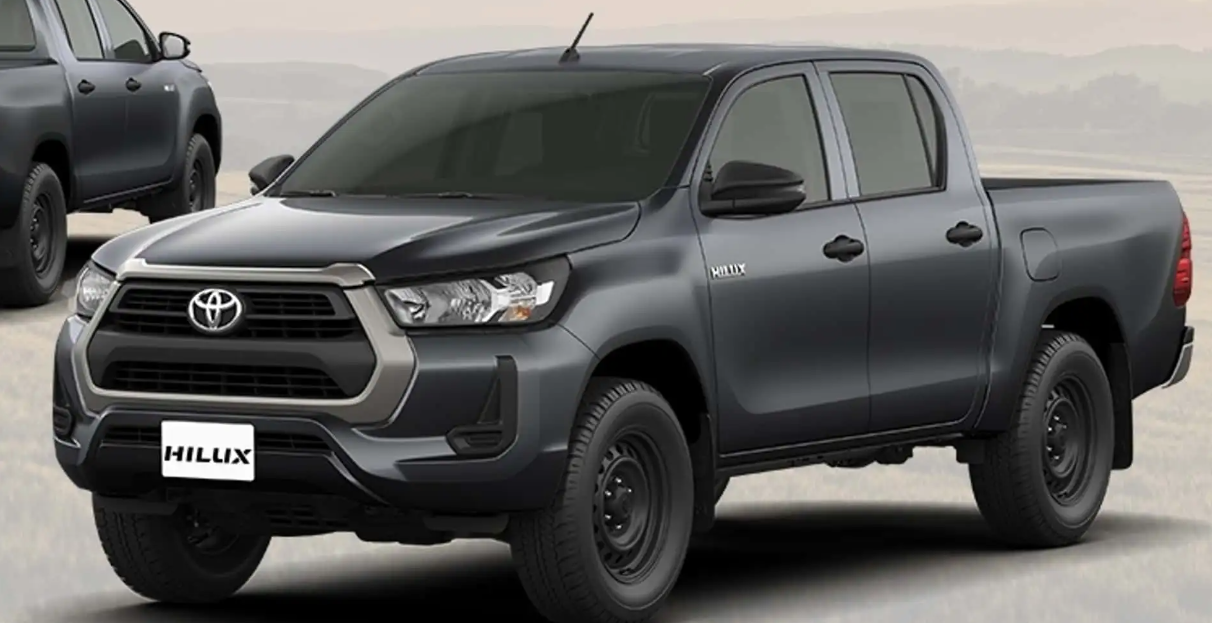 La Toyota Hilux tiene precios que varían de R$ 237.600 a R$ 294.900 en el valor público. Con los descuentos para CNPJ y productores rurales, los precios caen a R$ 193.183,81 a R$ 240.169,80, con abatimientos de hasta R$ 54.730,20.