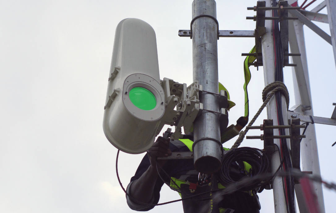 El proyecto Taara utilizará haces estrechos de luz infrarroja para transmitir datos entre dos terminales, eliminando la necesidad de cables físicos y permitiendo una instalación rápida. Con un chip avanzado que ajusta automáticamente los haces, la tecnología garantizará conexiones estables y de alta velocidad, alcanzando hasta 20 Gbps.