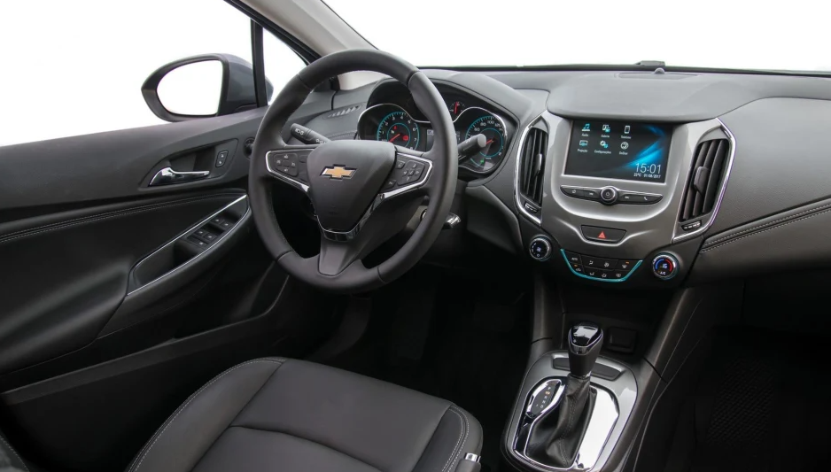 El panel del Chevrolet Cruze 1.4 Turbo 2019 combina modernidad y funcionalidad, con un computador de a bordo completo y una pantalla digital central que exhibe diversas informaciones útiles al conductor. Aunque mantiene el mismo diseño de otros modelos de Chevrolet, ofrece excelente visibilidad, acabado refinado y comandos intuitivos.