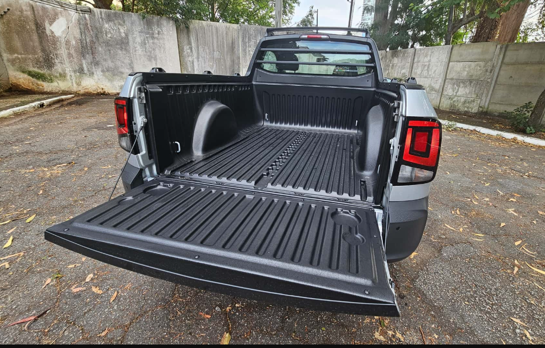 Con capacidad para 924 litros y carga útil de 664 kg, la Saveiro Robust 2025 mantiene su propuesta de pick-up compacta orientada al trabajo. Su espacio en la caja de carga es mayor que el de algunas pick-ups medianas, garantizando eficiencia en el transporte de cargas.