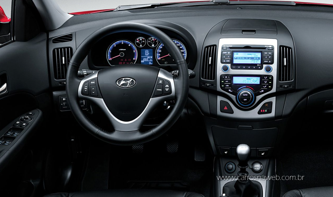 El panel del Hyundai i30 2011 tiene un acabado suave en la parte superior, una textura agradable y un diseño bien organizado. Cuenta con difusores de aire verticales, panel de instrumentos con computadora de a bordo central, iluminación ajustable, botones de control de tracción y estabilidad, además de un sistema de sonido completo con entrada USB y auxiliar.