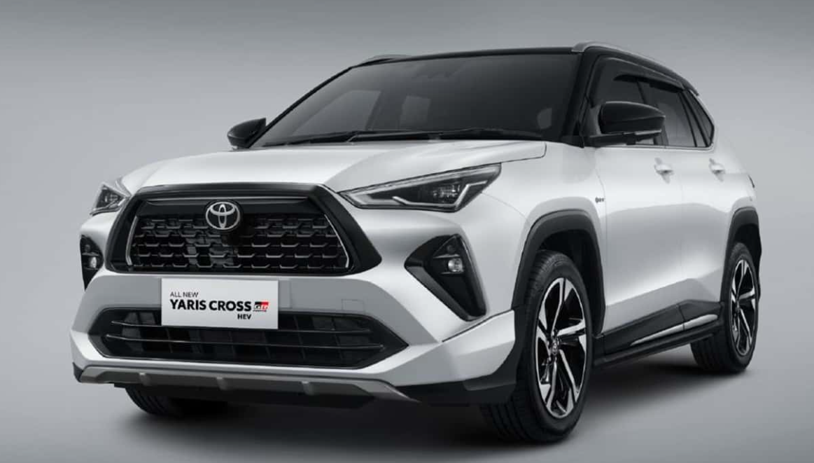 O Toyota Yaris Cross chega ao Brasil em julho de 2025, com produção nacional em Sorocaba (SP). A pré-venda já começou em algumas concessionárias, com preços a partir de R$ 130 mil.
