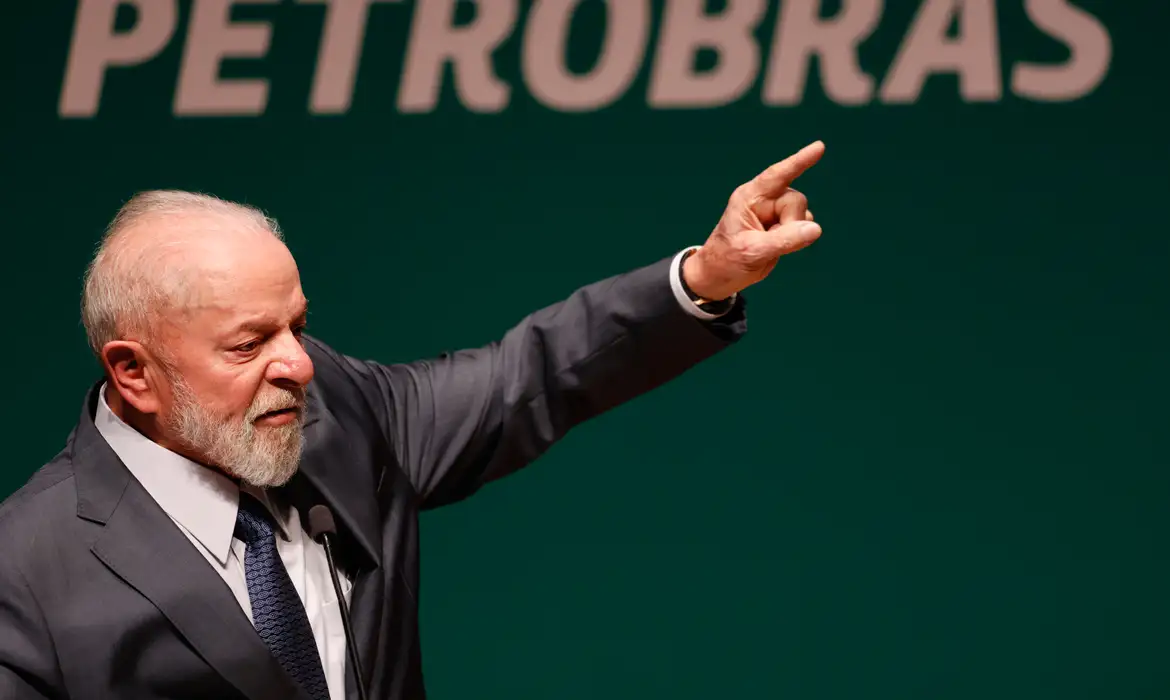 Presidente da Petrobras nega interferência do governo Lula na estatal e defende investimentos que derrubaram ações em fevereiro. (Imagem: Fernando Frazão/Agência Brasil)