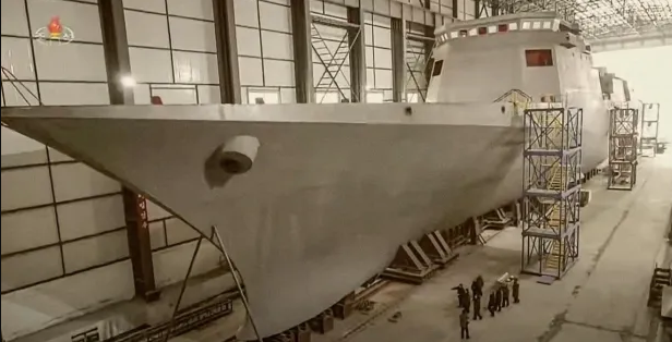 El Submarino "nuclear" de Corea del Norte Será Movido por un Posible Reactor Nuclear, Permitiendo Mayor Autonomía y Capacidad de Operación Sigilosa. Podrá Lanzar Hasta 10 Misiles Estratégicos, Posiblemente con Ojivas Nucleares, Convirtiéndose en una Amenaza Más Difícil de Detectar y Neutralizar.