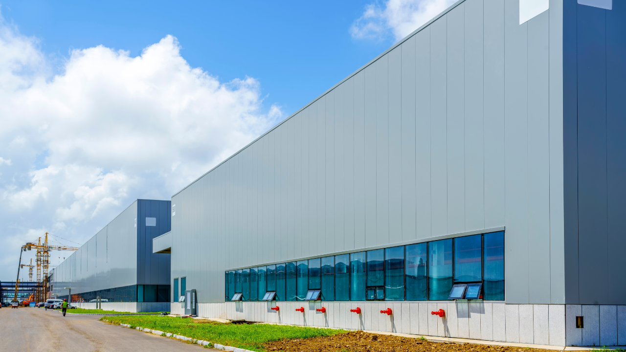 A Lactalis Brasil investirá R$ 291 milhões em Uberlândia, ampliando a produção de queijos e manteiga, criando 200 vagas de emprego até 2027.