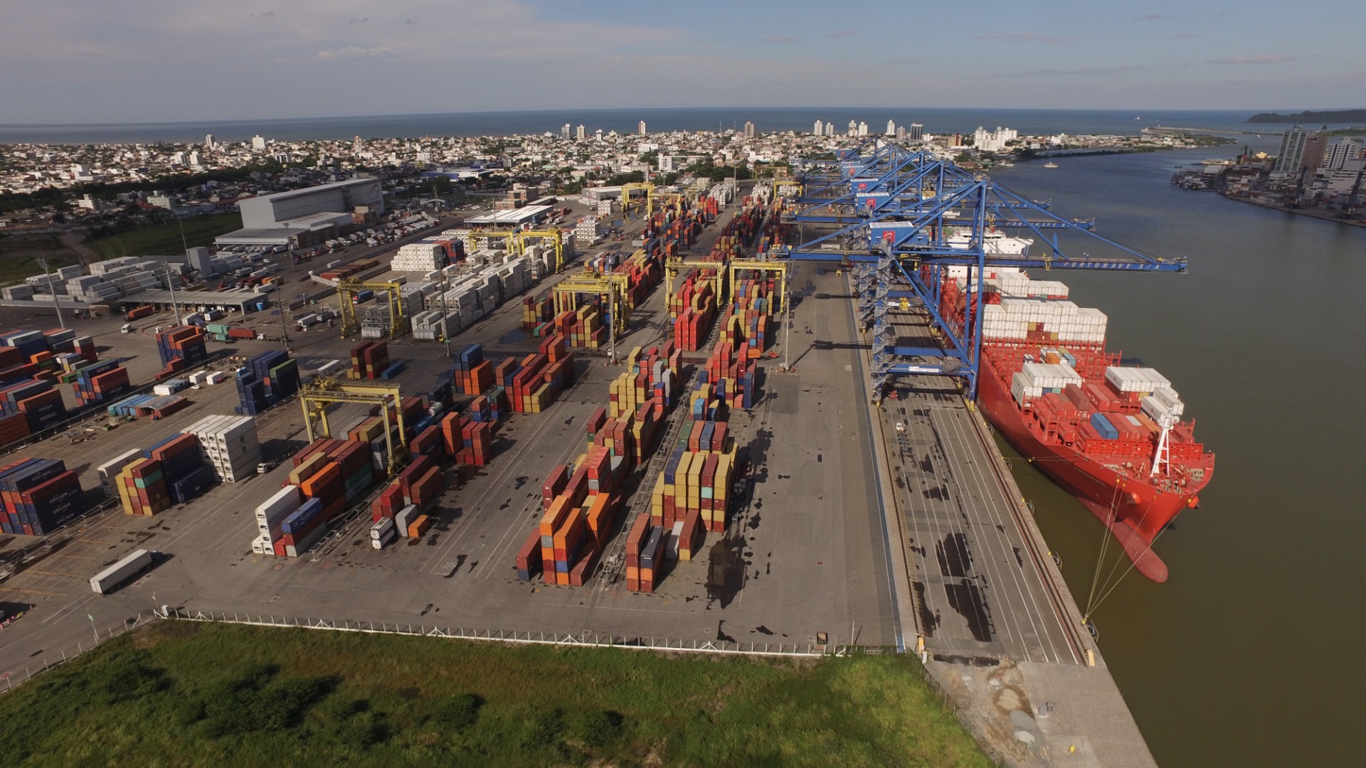 Vista aérea de um terminal portuário com contêineres e navios, ilustrando a modernização e eficiência do setor portuário privado. Imagem - GOV/ Divulgação