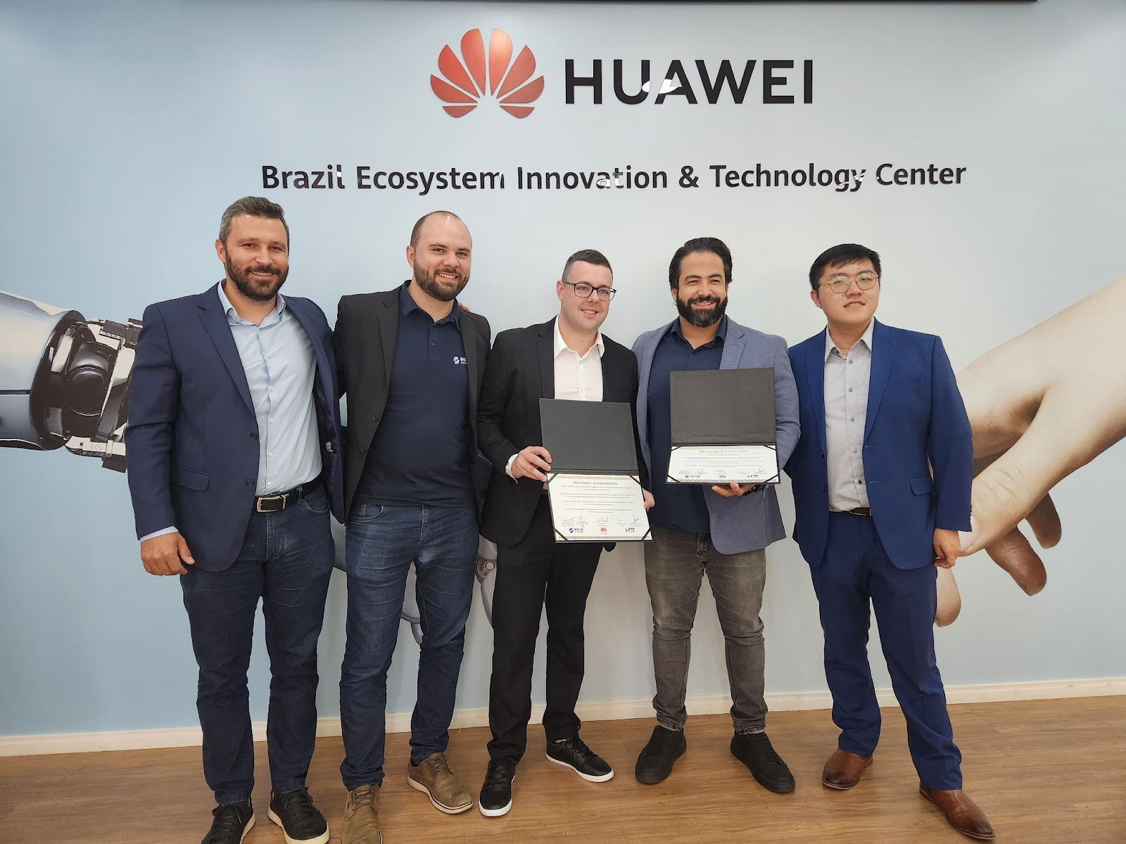 Representantes da Huawei, HDT e Bold Energy assinam parceria estratégica para expansão da energia solar no Brasil.