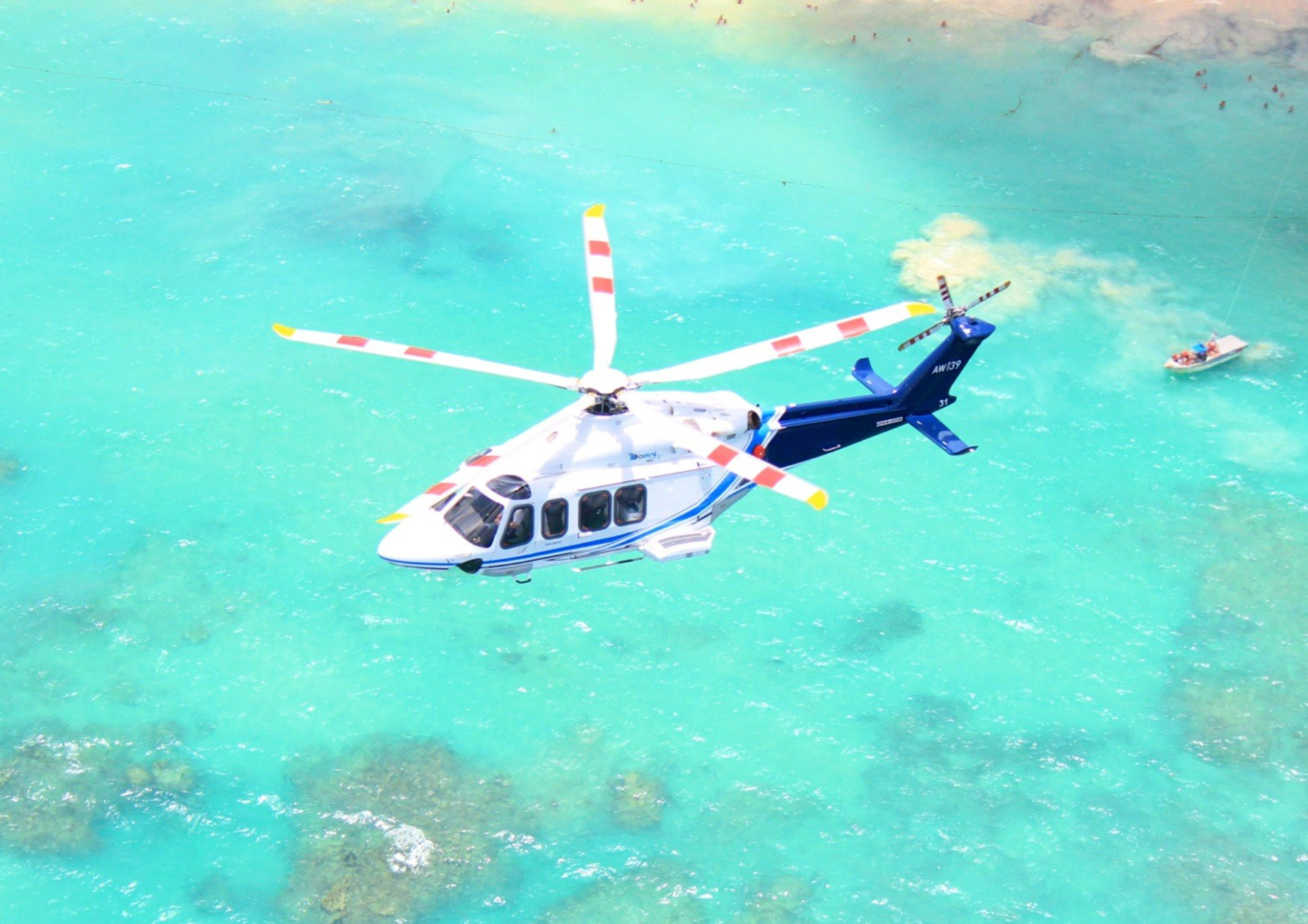 Helicóptero offshore sobrevoando águas cristalinas, representando a modernização do treinamento de pilotos pela Omni Escola de Aviação.