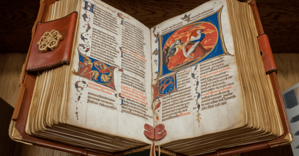 Arqueólogos encontram fragmentos medievais ligados à lenda de Merlin em manuscrito guardado há séculos em biblioteca do Reino Unido