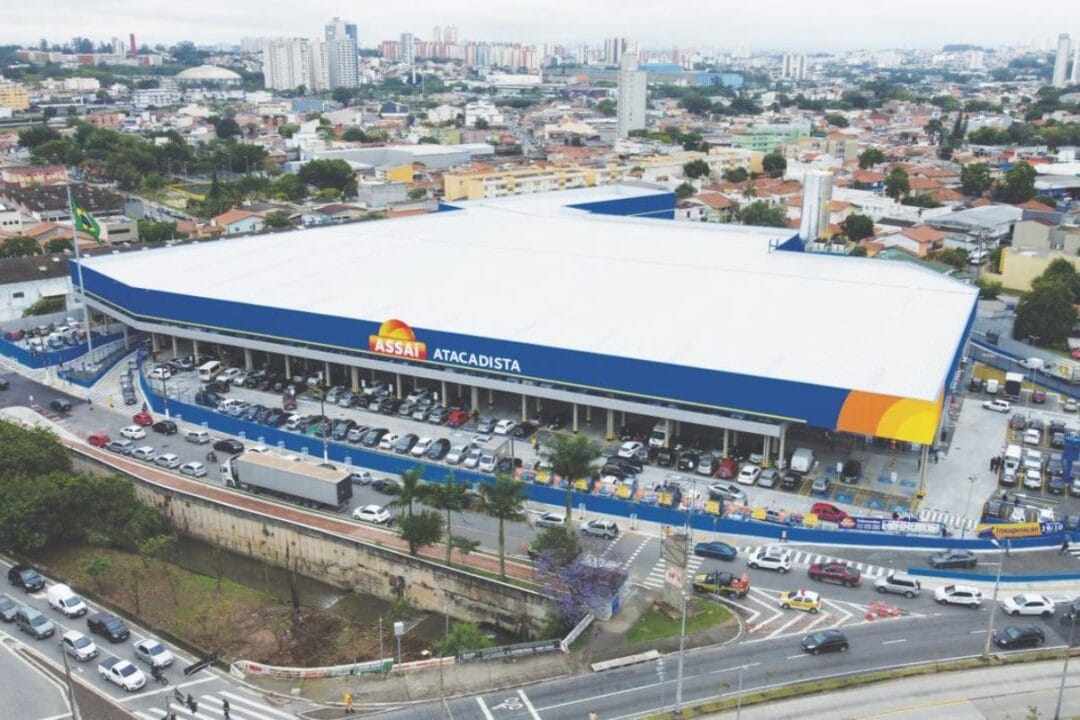 Assaí Atacadista anuncia 2.252 vagas de emprego em todo o Brasil, com e sem experiência. Veja como se candidatar online e conheça os cargos disponíveis.