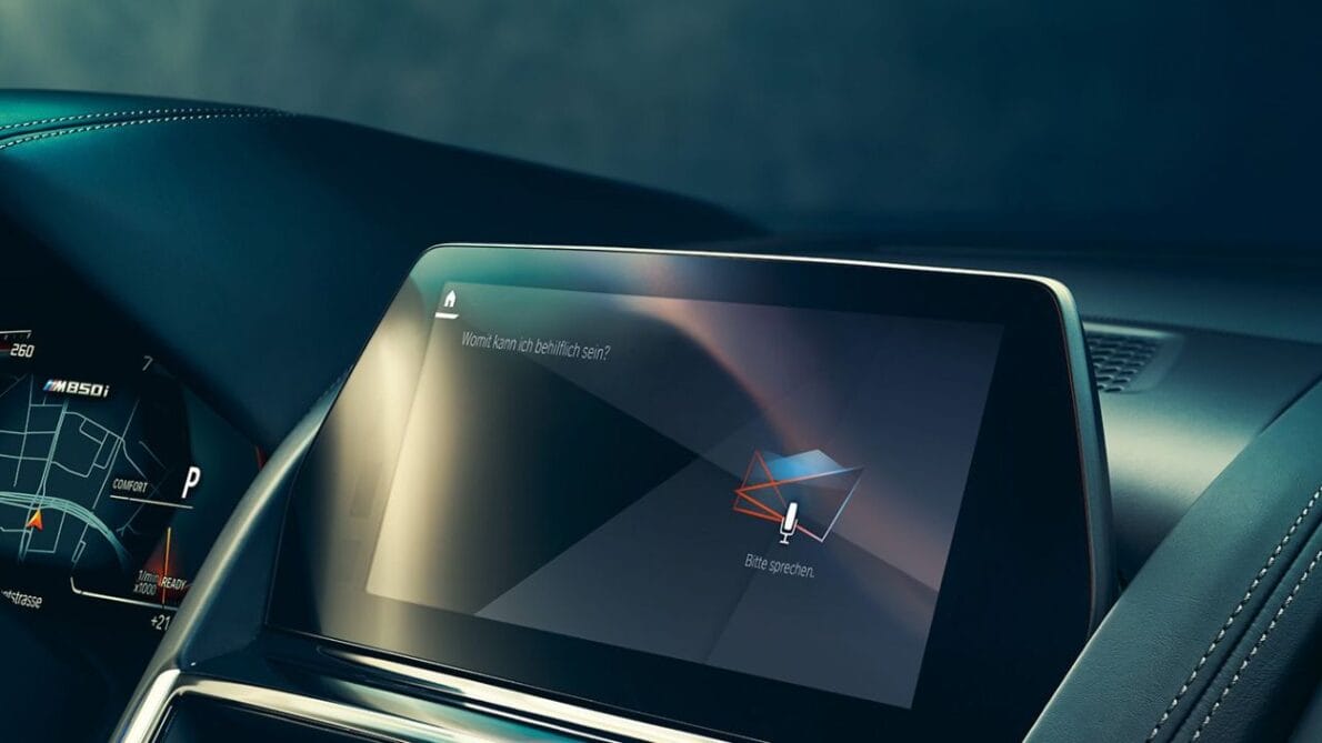 Assistente virtual automotivo já é realidade no Brasil: veja como a tecnologia está transformando a experiência ao volante