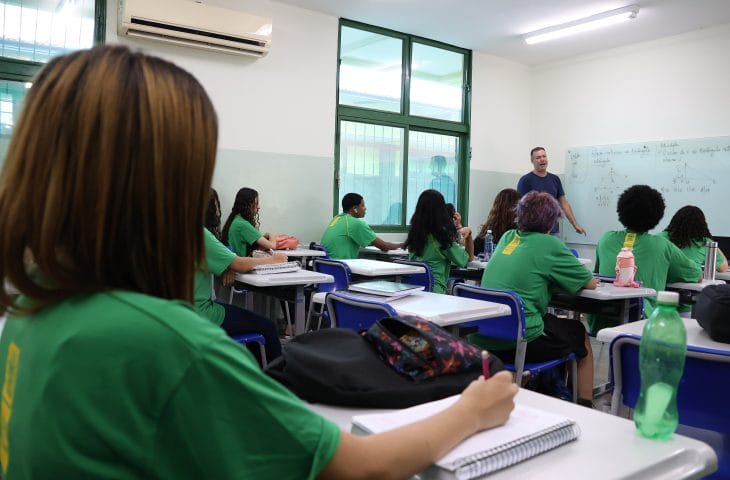 Brasil tiene mayoría de profesores temporales en las redes estatales por 3º año seguido, revela Censo 2024; especialistas alertan sobre precarización e impacto en la calidad de la educación.