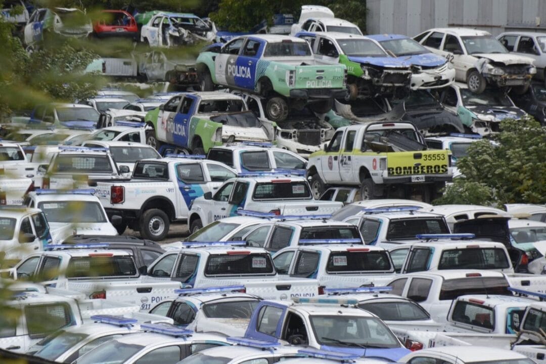O cemitério de viaturas de Tolosa expõe falhas na gestão da Bonaerense: de compras superfaturadas à falta de manutenção. Enquanto pilhas de ferro enferrujam, o governo segue gastando milhões em novos carros – sem resolver o ciclo de desperdício.