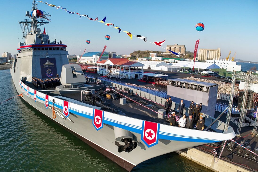 Corea del Norte lanza destructor de 5 mil toneladas capaz de lanzar misiles balísticos, de crucero y operar armamentos antiaéreos y antibuque