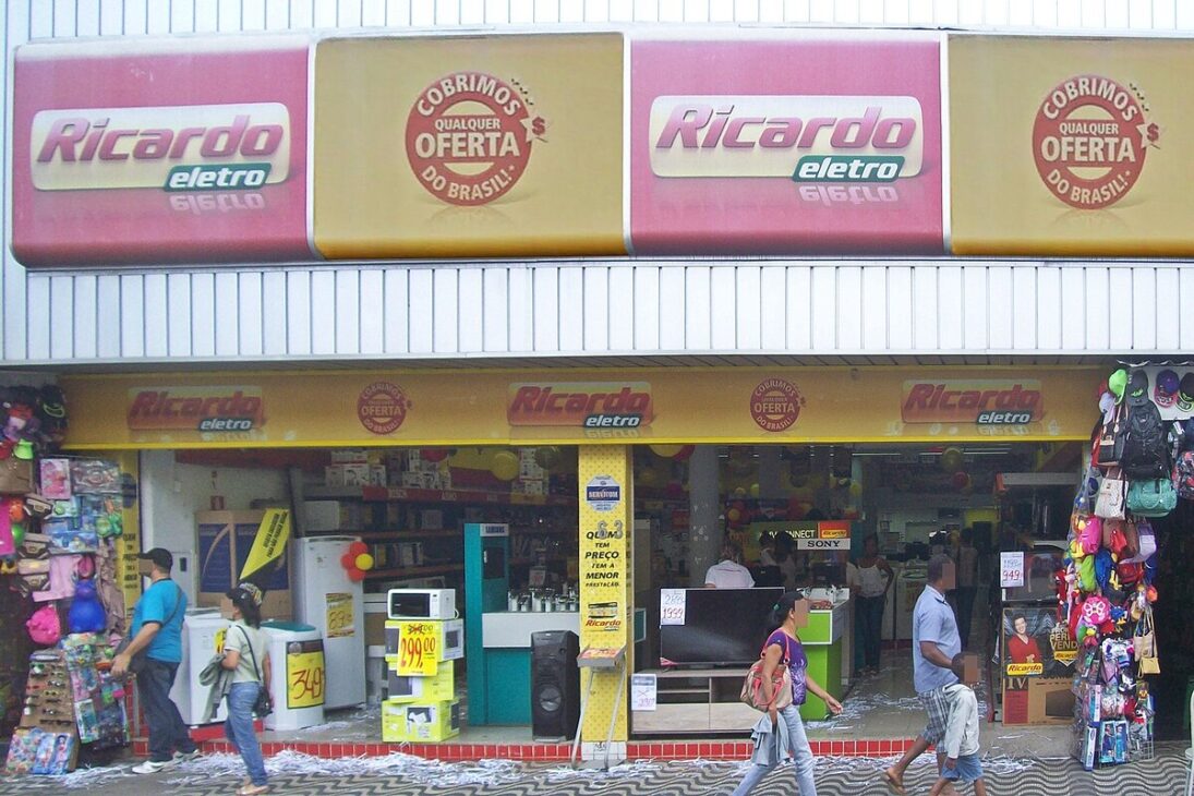 En 1989, con apenas 20m² y R$ 5 mil, abrió su primera tienda Ricardo Eletro.