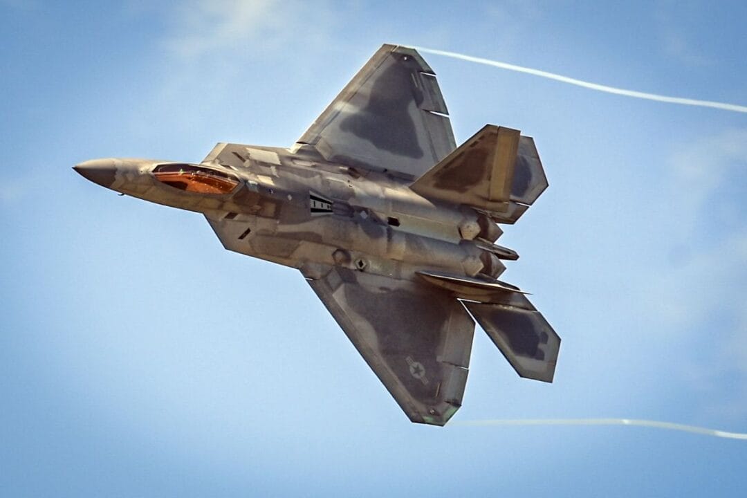 F-22 Raptor é o caça mais avançado do mundo com supercruise, invisibilidade a radar e manobras em 3D