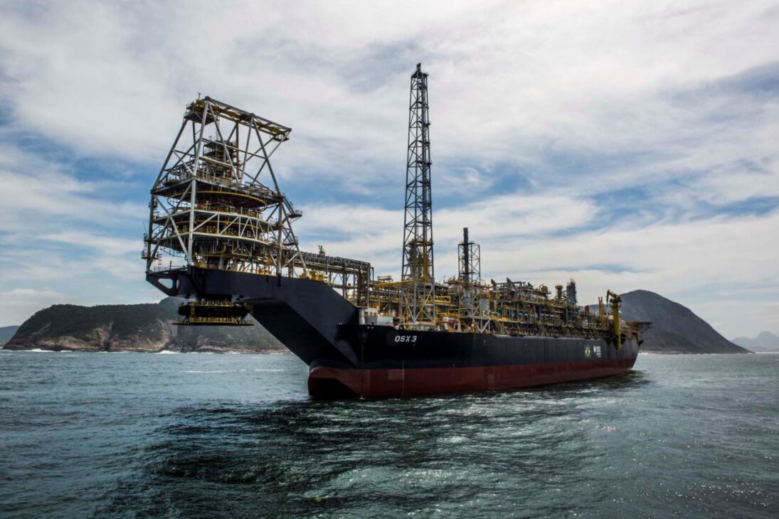 Después de un paso por BP, el campo fue adquirido por HRT en 2013, hoy rebautizada como PRIO. Hasta 2021, el petróleo extraído se enviaba al FPSO Polvo, inicialmente de Prosafe y después de BW. Con el desmantelamiento de la unidad flotante, PRIO implementó una de las soluciones logísticas más audaces del offshore reciente: un tieback submarino de 11 km de extensión.