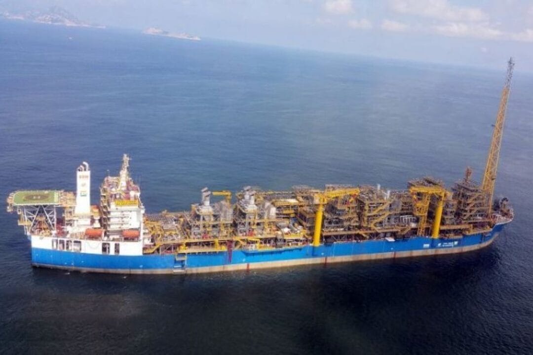 FPSO Cidade de Saquarema opera no pré-sal com 150 mil barris/dia e 6 milhões de m³ de gás. Veja dados técnicos e histórico da unidade da SBM Offshore.