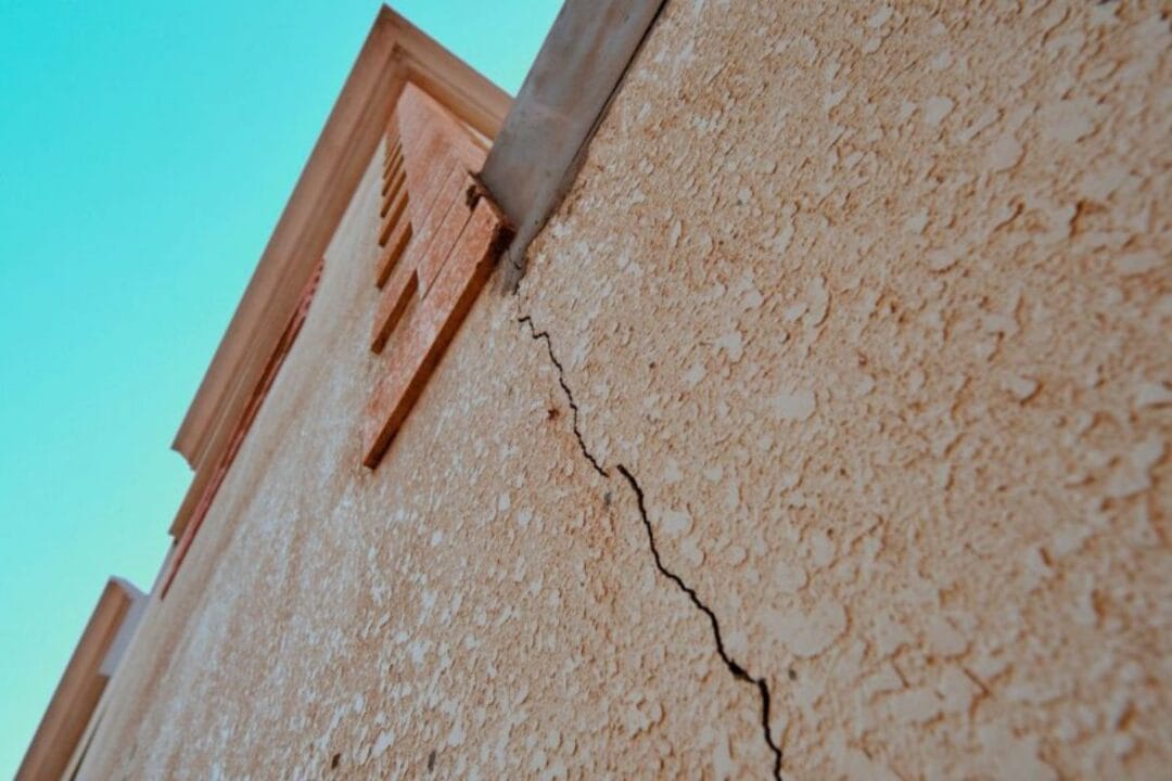 Fissuras, trincas e rachaduras revelam o estado de conservação da construção e podem indicar riscos estruturais. Entenda as diferenças e como agir.