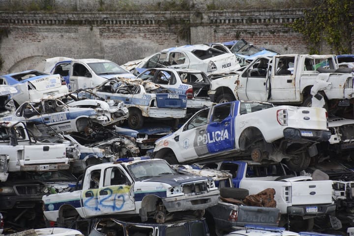 Más de 4.000 vehículos de la Policía Bonaerense están acumulados en un depósito de Tolosa, La Plata. Comprados por valores cuestionables y con vida útil promedio de tres años, los vehículos se convierten en chatarra tras colisiones, fallas mecánicas o burocracia. Denuncias señalan gastos por encima del mercado y falta de mantenimiento.