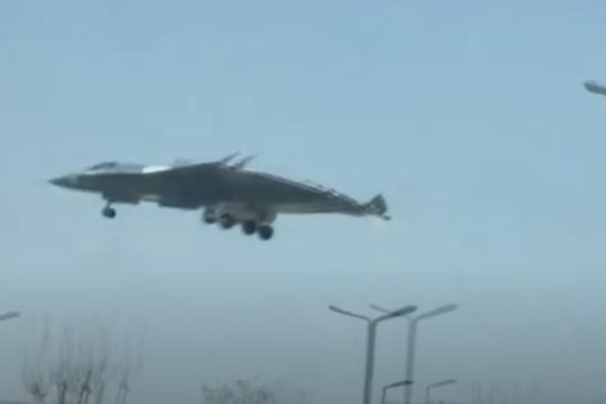 O J-50 da China surge em imagem inédita com design furtivo e tecnologia avançada, revelando um novo caça de sexta geração que promete rivalizar com os modelos mais poderosos dos Estados Unidos.