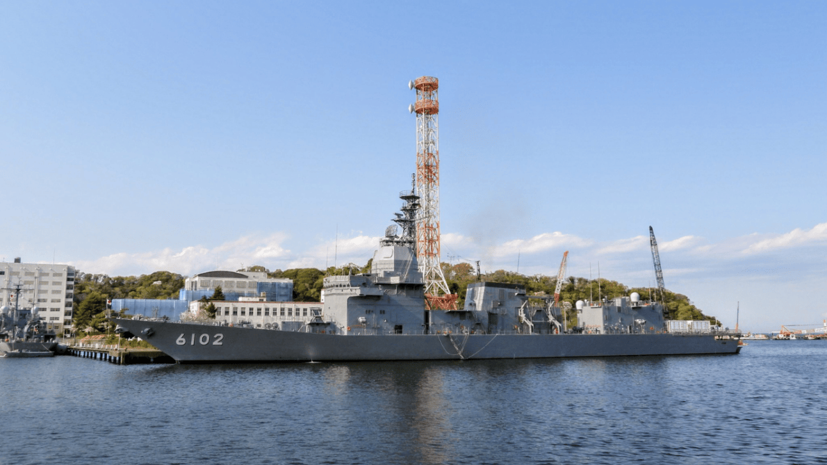 Inovação marítima: Japão testa canhão eletromagnético (Railgun) de nova geração no navio JS Asuka e reforça avanço tecnológico militar.