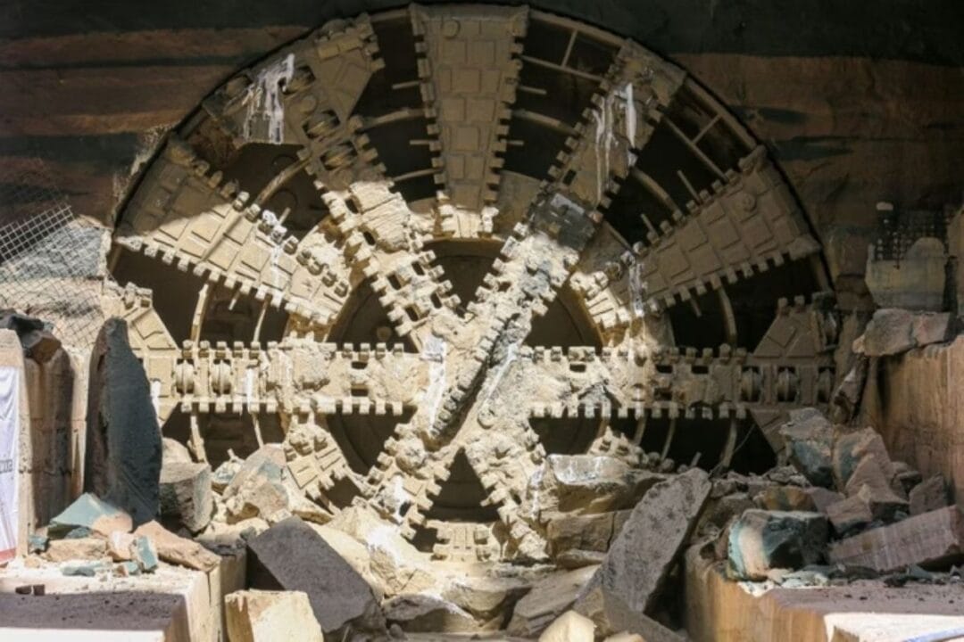 Obras da Linha 6-Laranja do Metrô SP superam 60% de execução em abril de 2025. Com 15 estações e uso da tuneladora Tatuzão, previsão de entrega é para 2026.