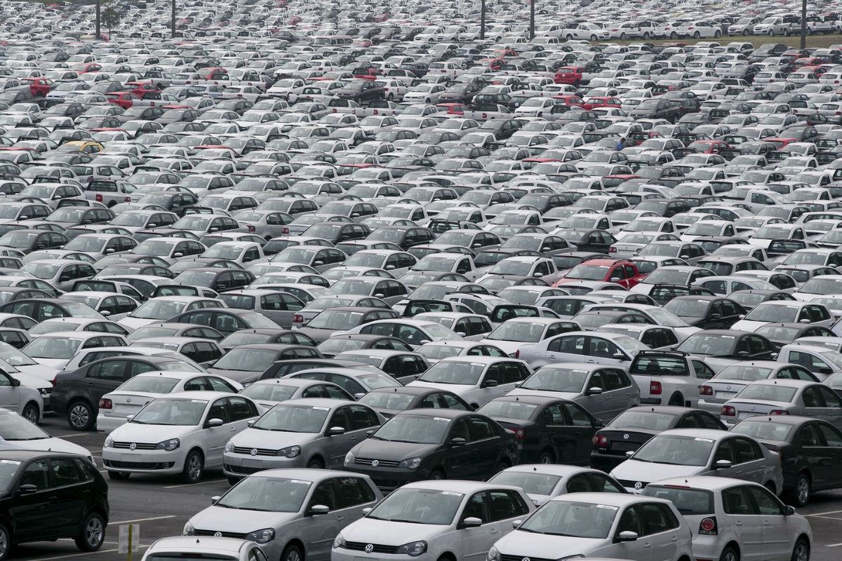 Pátios cheios, como este da Volkswagen, refletem desafios de mercado; para as montadoras em crise de baixo volume, o problema é a falta de vendas.