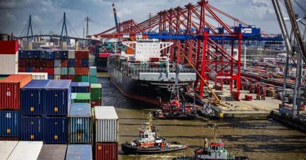 ONU aprova taxa histórica sobre carbono no transporte marítimo global