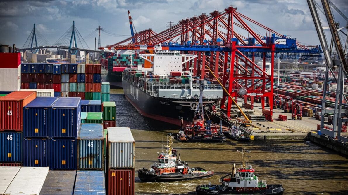 ONU aprova taxa histórica sobre carbono no transporte marítimo global