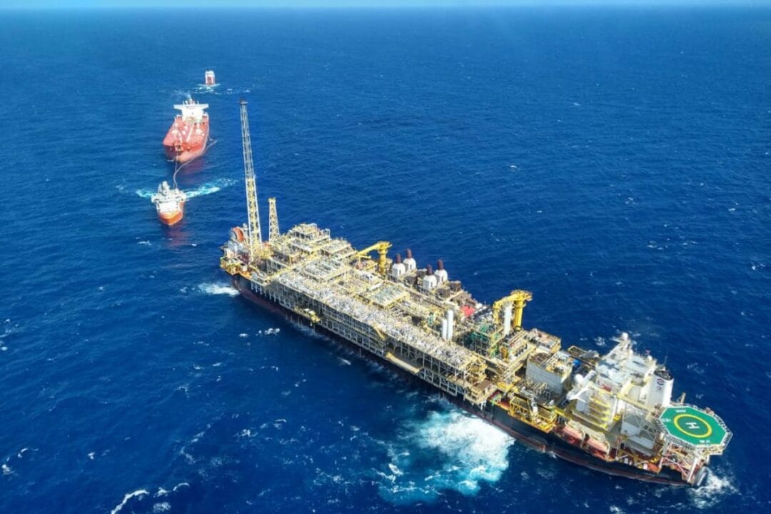 Offloading de petróleo é a operação que transfere óleo bruto de plataformas offshore para navios-tanque. Entenda as etapas, tecnologias e cuidados técnicos envolvidos.