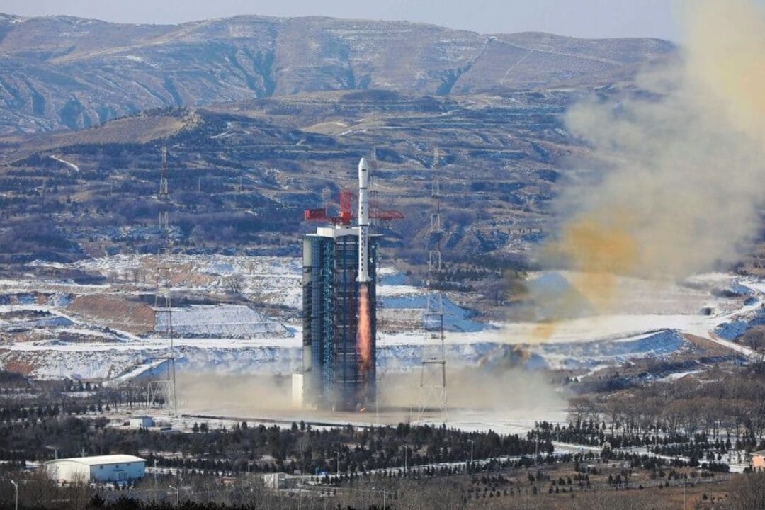 Parcerias espaciais da China avançam globalmente. Egito monta satélite com ajuda chinesa e Brasil utiliza CBERS contra o desmatamento. Veja os impactos.