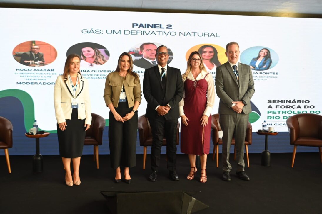 Evento La Fuerza del Petróleo de Río de Janeiro.
Carolina Oliveira, superintendente de Eficiencia Energética de Seenemar Giselia Pontes Sereli, directora comercial de Naturgy, Marcelo Mendonça, Director Técnico Comercial de Abegás, y Beyza Ozdemir, directora general de Karpowership América del Sur Brasil y directora comercial de Karpowership Global.