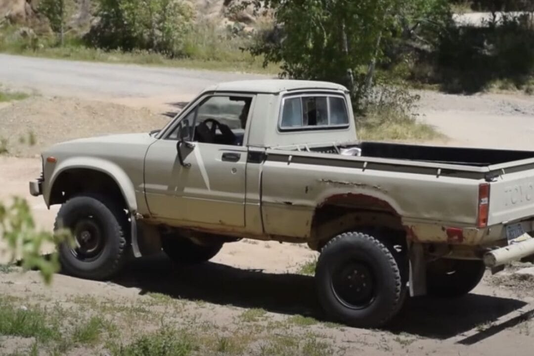 Descubra como uma picape Toyota 1980 atingiu 1,6 milhão de km rodados com motor 2.2L 20R, manutenção rigorosa e um dono dedicado por 43 anos. Veja os detalhes técnicos, trocas de motor (22R) e o uso intenso em trilhas que comprovam: durabilidade depende de projeto robusto e cuidado constante. Exemplo vivo da lendária resistência das picapes.