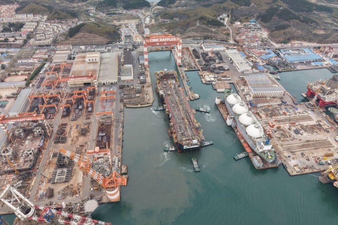 A conclusão do “Dock Out” coloca a Plataforma P83 na reta final de sua construção. Com informações de Gustavo Klein, Supervisor de Comissionamento, a etapa reforça o compromisso com padrões técnicos e segurança. Agora, a atenção está nos testes que garantirão uma jornada segura até o destino asiático.