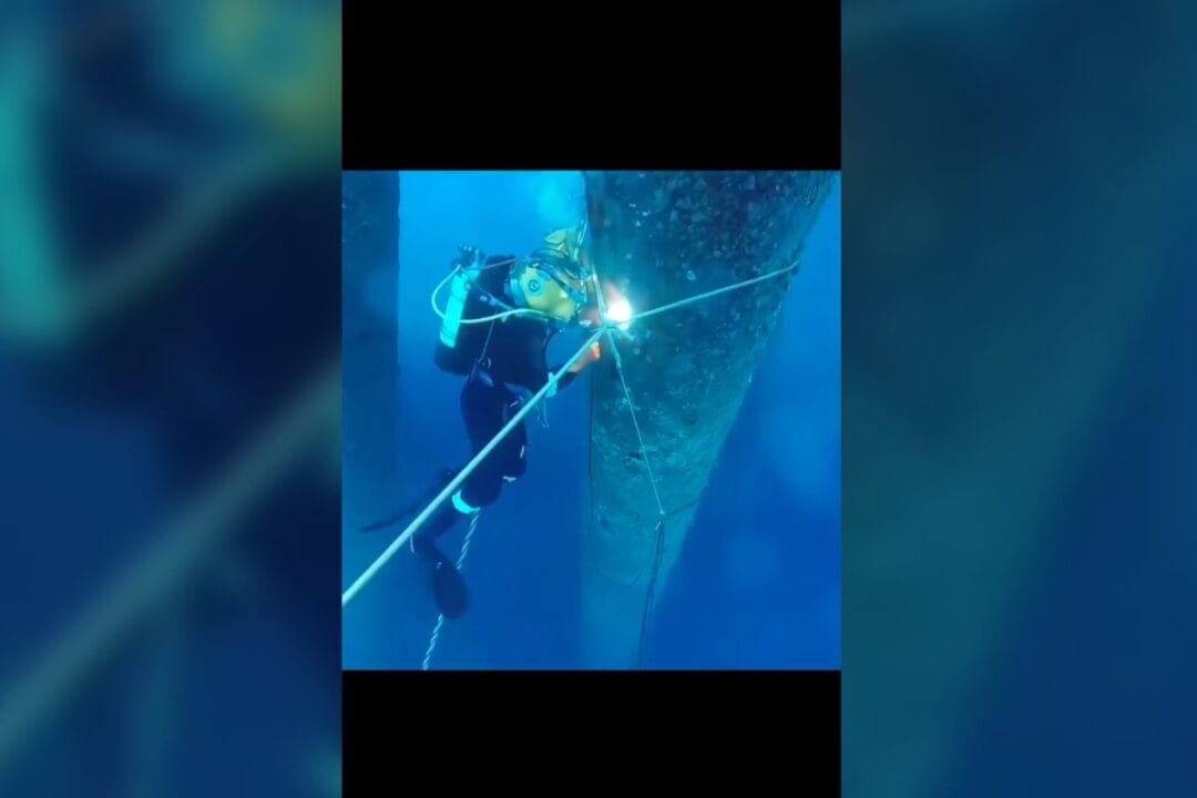 Soldagem subaquática paga até R$ 30 mil/mês. Técnica repara plataformas a 300 metros. Treinamento exige 500 horas e certificação internacional.