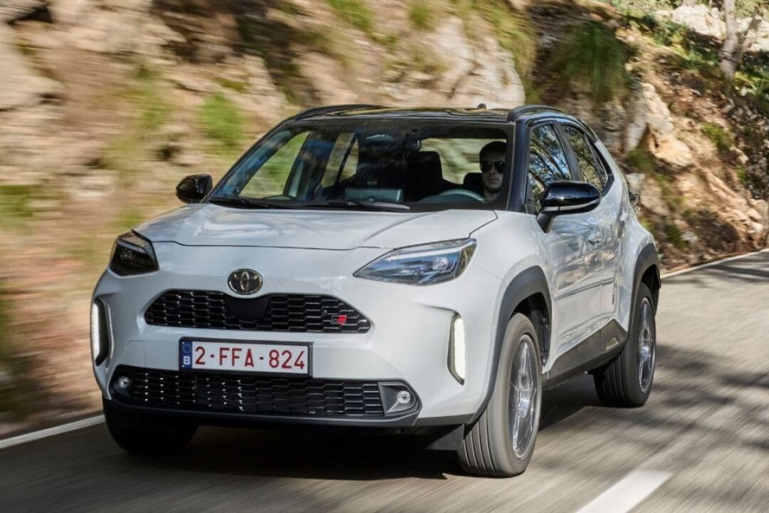 Toyota Yaris Cross chega ao Brasil em 2025 com motor híbrido flex, consumo de até 30 km/l e produção nacional em Sorocaba. Confira detalhes técnicos e segurança