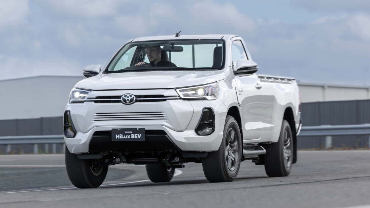 Toyota planea iniciar la producción de la Hilux eléctrica en Argentina hasta 2026. Aunque la automotriz aún no ha confirmado oficialmente la fecha de lanzamiento en Brasil, es probable que la Hilux eléctrica llegue al mercado brasileño poco después del inicio de la producción argentina. Históricamente, los modelos fabricados en Argentina, como la propia Hilux, están rápidamente disponibles en Brasil. Por lo tanto, es razonable esperar que la Hilux eléctrica esté disponible para los consumidores brasileños en 2026 o poco después.