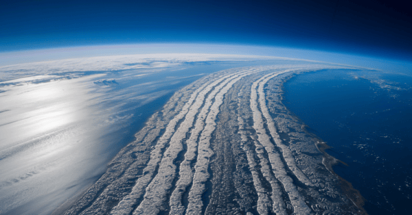 Você sabia que há um mar de plástico visível do espaço