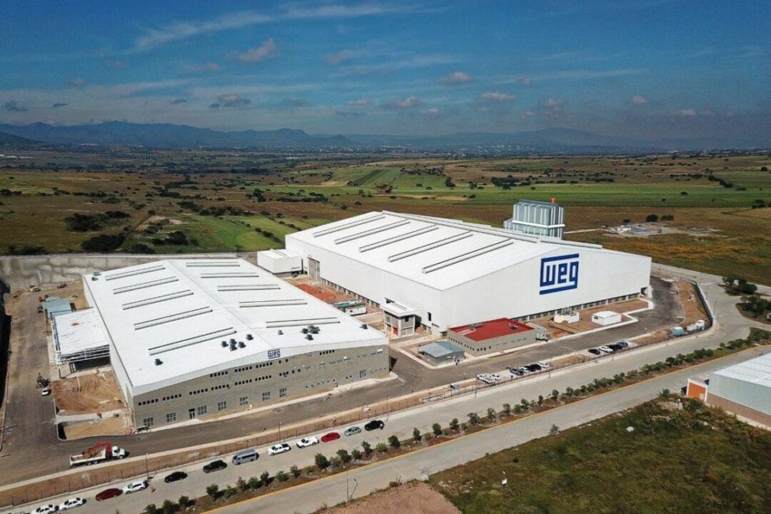 WEG, brasileira com 64 fábricas em 17 países, é líder global em motores elétricos. Vale R$ 220 bi, emprega 47 mil e investe R$ 1 bi/ano em pesquisa. Entenda sua expansão.