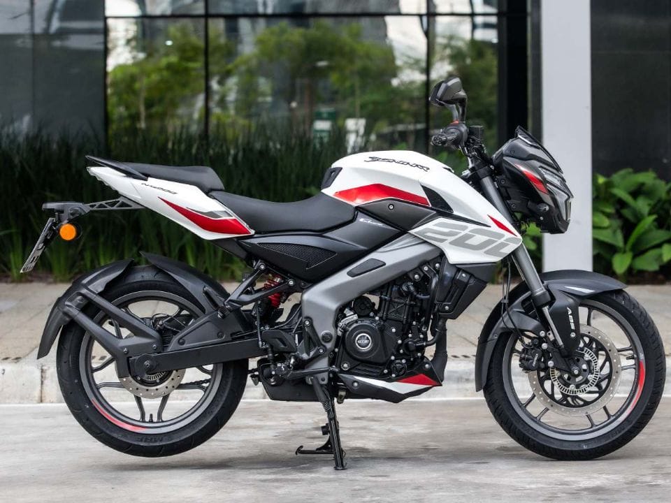 Nova Bajaj Dominar NS200 2026 estreia no Brasil por R$ 20.900 com visual renovado e tecnologia embarcada