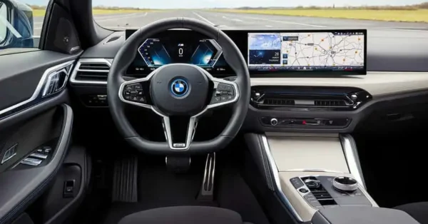 BMW i4 2025 é lançado oficialmente no Brasil com motor elétrico no eixo traseiro entregando 340 cv de potência e 43,8 kgfm de torque
